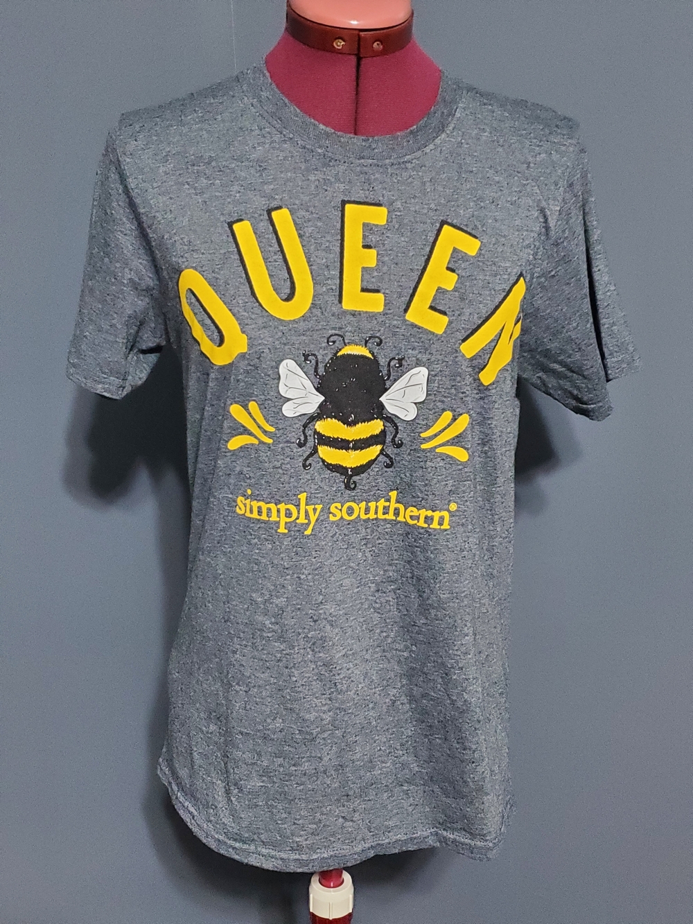 Simply Southern Gray Tee with Yellow Bee "Queen" Graphic Women's Size Small